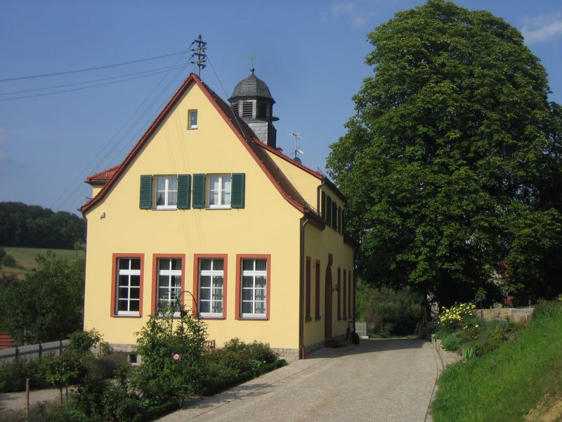 Gemeindehaus und Rosengarten